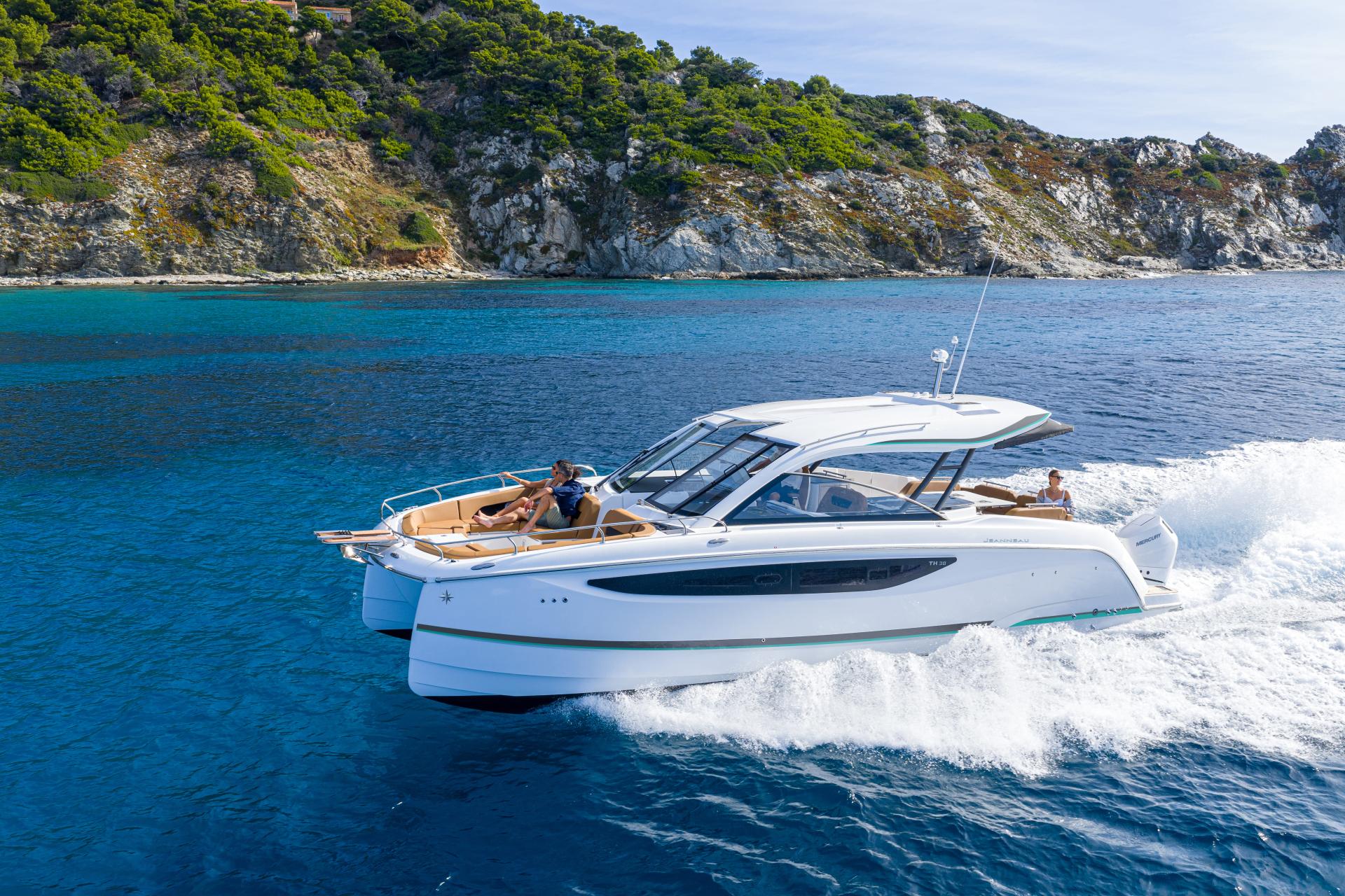 Jeanneau TH38 v plavbe